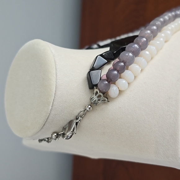 Elegant beaded torsade 4-Strand W&B, purple pink acrylic Necklace - Picture 7 of 10